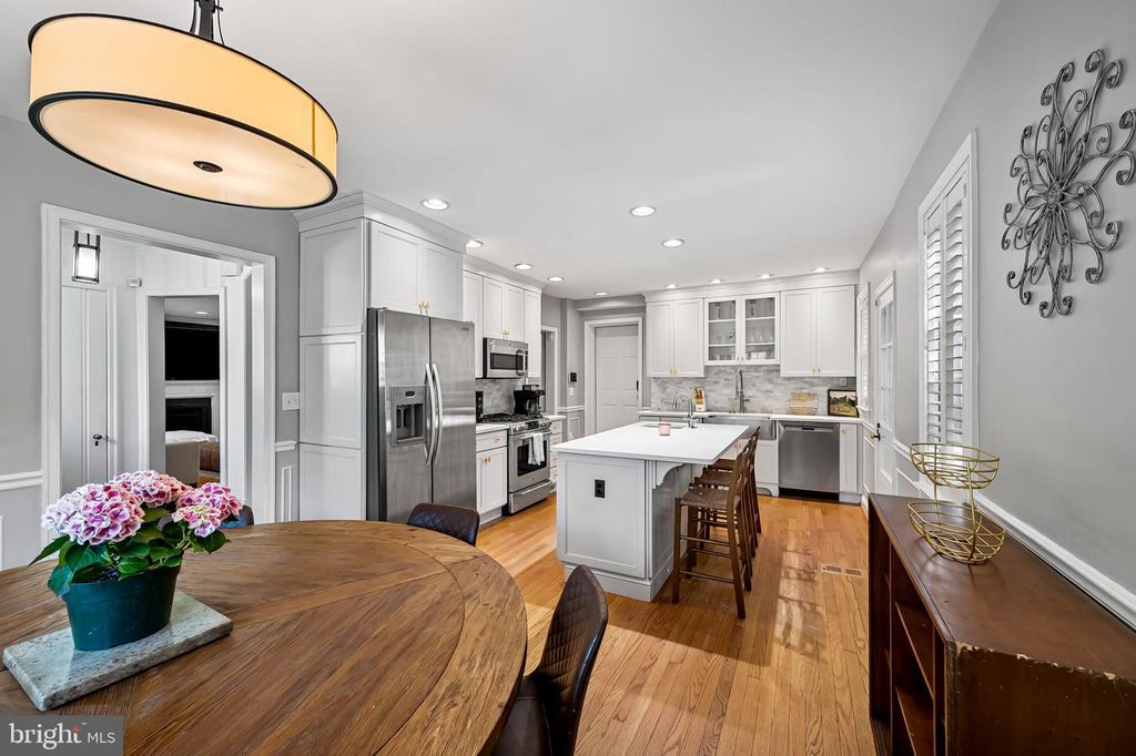Image 15 of property listing at 212 SAINT DUNSTANS RD, Baltimore, MD 21212