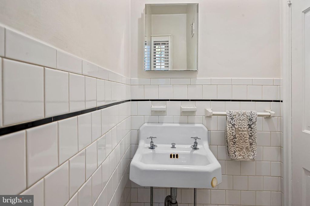 Image 16 of property listing at 212 SAINT DUNSTANS RD, Baltimore, MD 21212