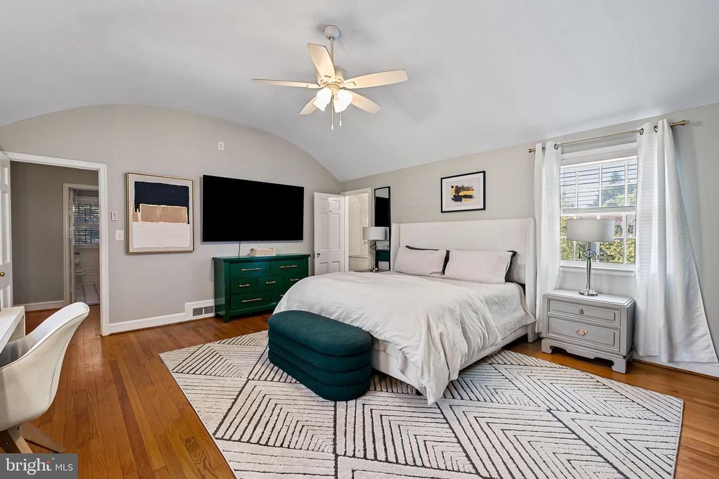 Image 19 of property listing at 212 SAINT DUNSTANS RD, Baltimore, MD 21212