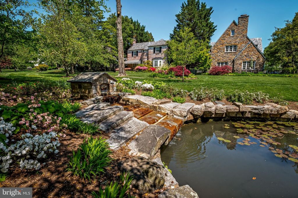 Image 2 of property listing at 212 SAINT DUNSTANS RD, Baltimore, MD 21212