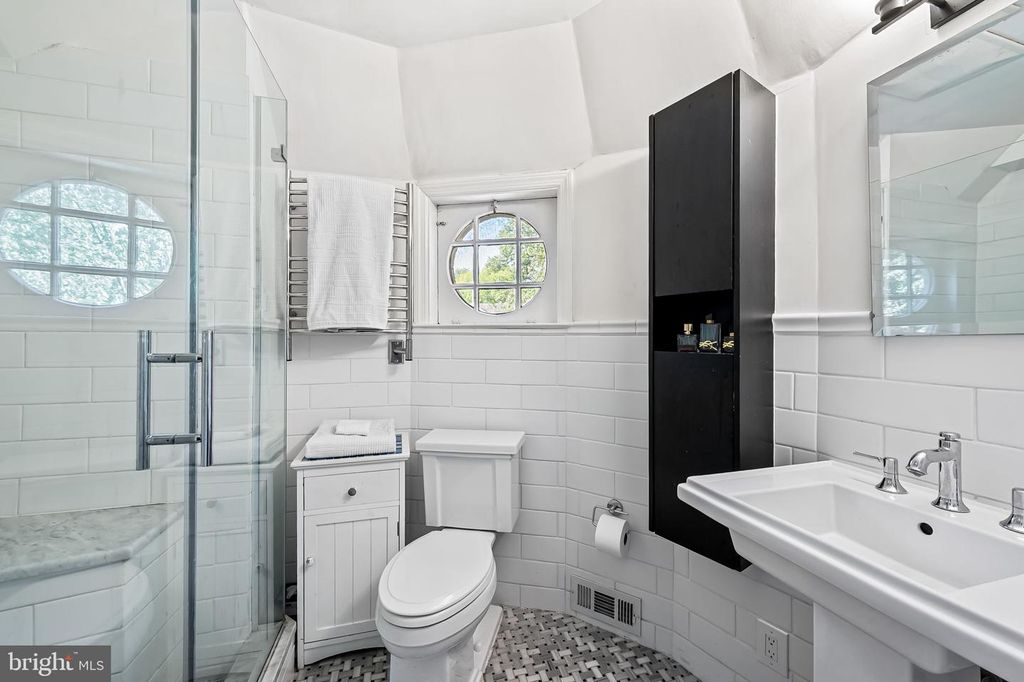 Image 24 of property listing at 212 SAINT DUNSTANS RD, Baltimore, MD 21212