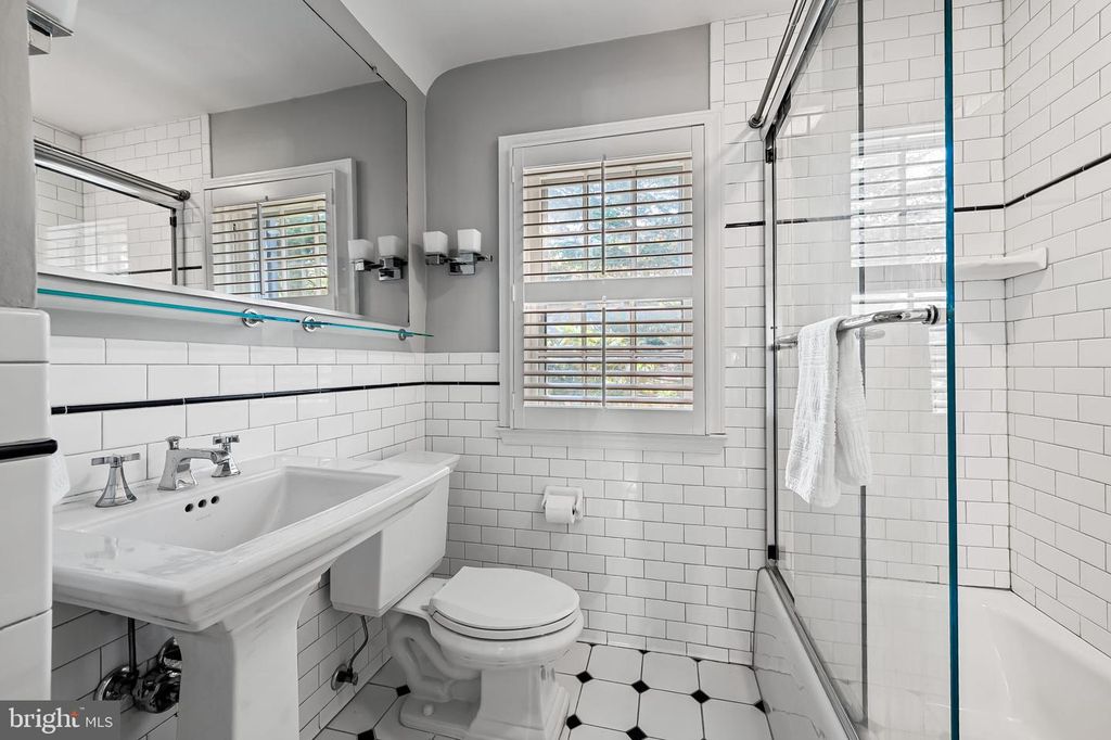 Image 29 of property listing at 212 SAINT DUNSTANS RD, Baltimore, MD 21212