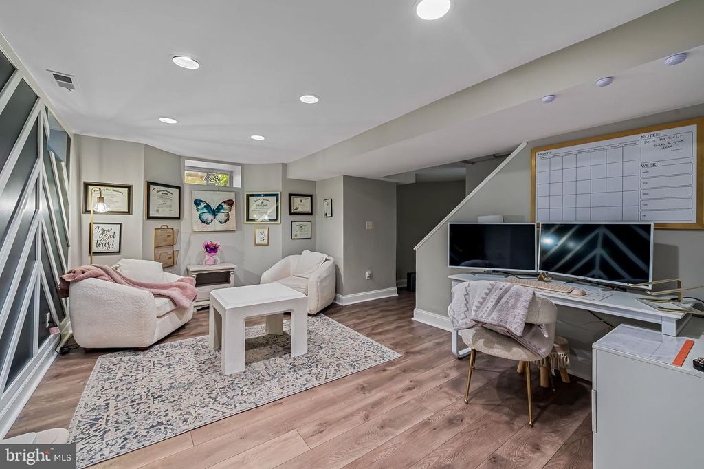 Image 32 of property listing at 212 SAINT DUNSTANS RD, Baltimore, MD 21212