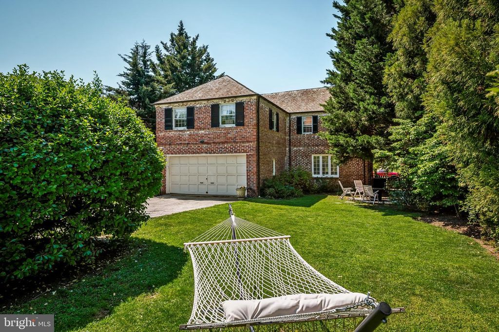 Image 36 of property listing at 212 SAINT DUNSTANS RD, Baltimore, MD 21212