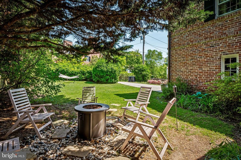 Image 37 of property listing at 212 SAINT DUNSTANS RD, Baltimore, MD 21212