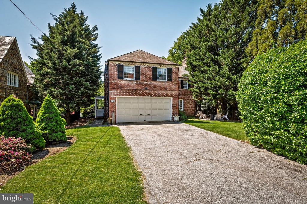 Image 39 of property listing at 212 SAINT DUNSTANS RD, Baltimore, MD 21212