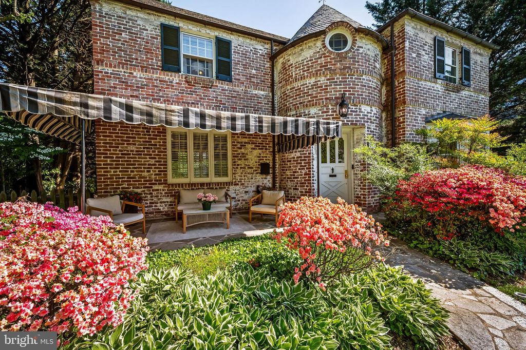 Image 4 of property listing at 212 SAINT DUNSTANS RD, Baltimore, MD 21212