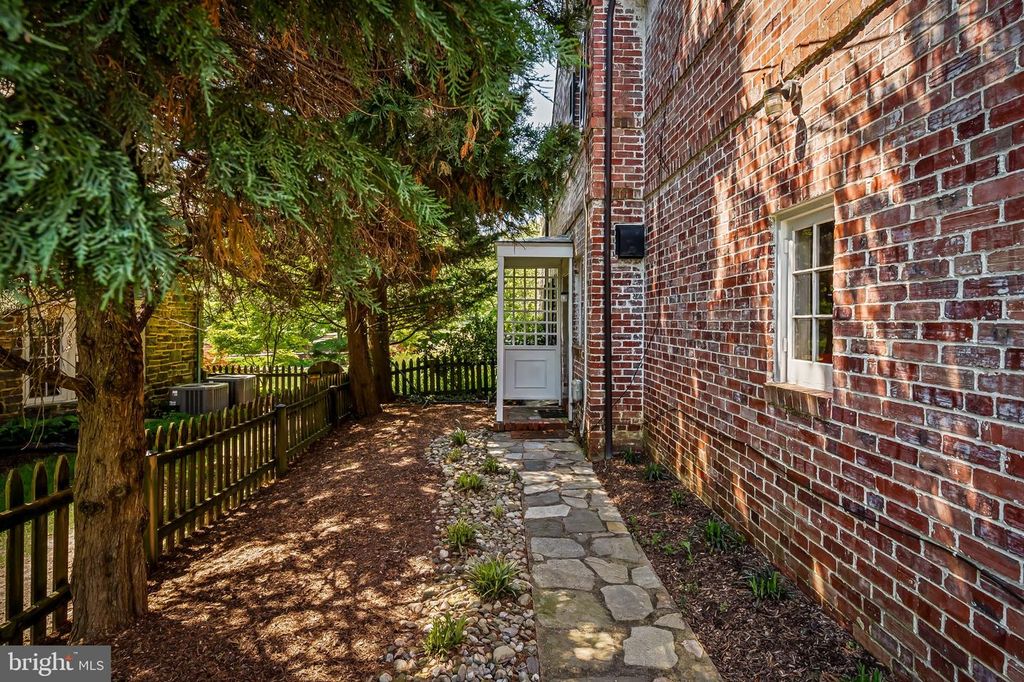 Image 40 of property listing at 212 SAINT DUNSTANS RD, Baltimore, MD 21212