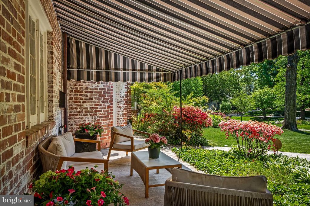 Image 5 of property listing at 212 SAINT DUNSTANS RD, Baltimore, MD 21212