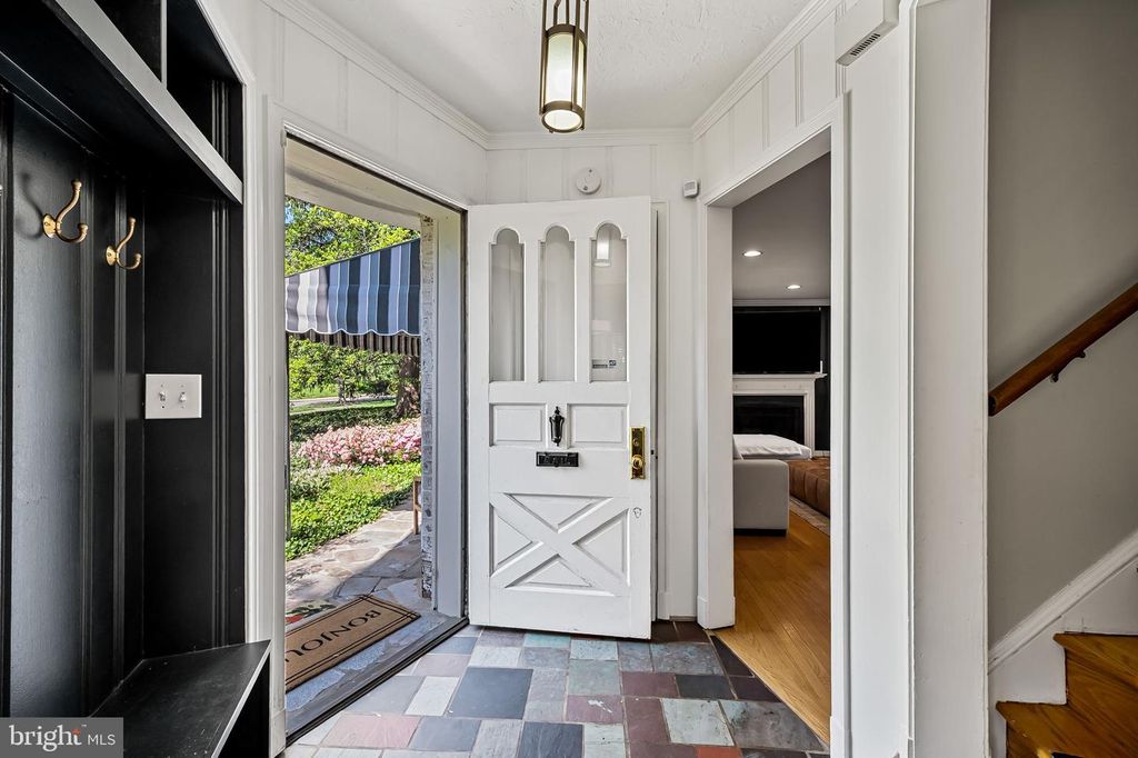 Image 7 of property listing at 212 SAINT DUNSTANS RD, Baltimore, MD 21212