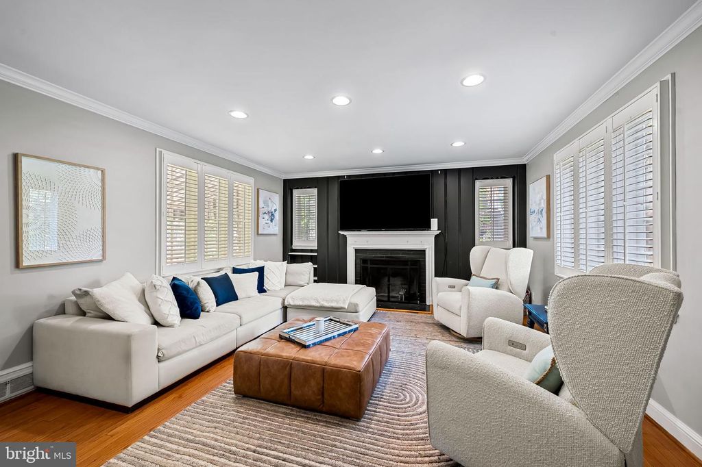 Image 8 of property listing at 212 SAINT DUNSTANS RD, Baltimore, MD 21212