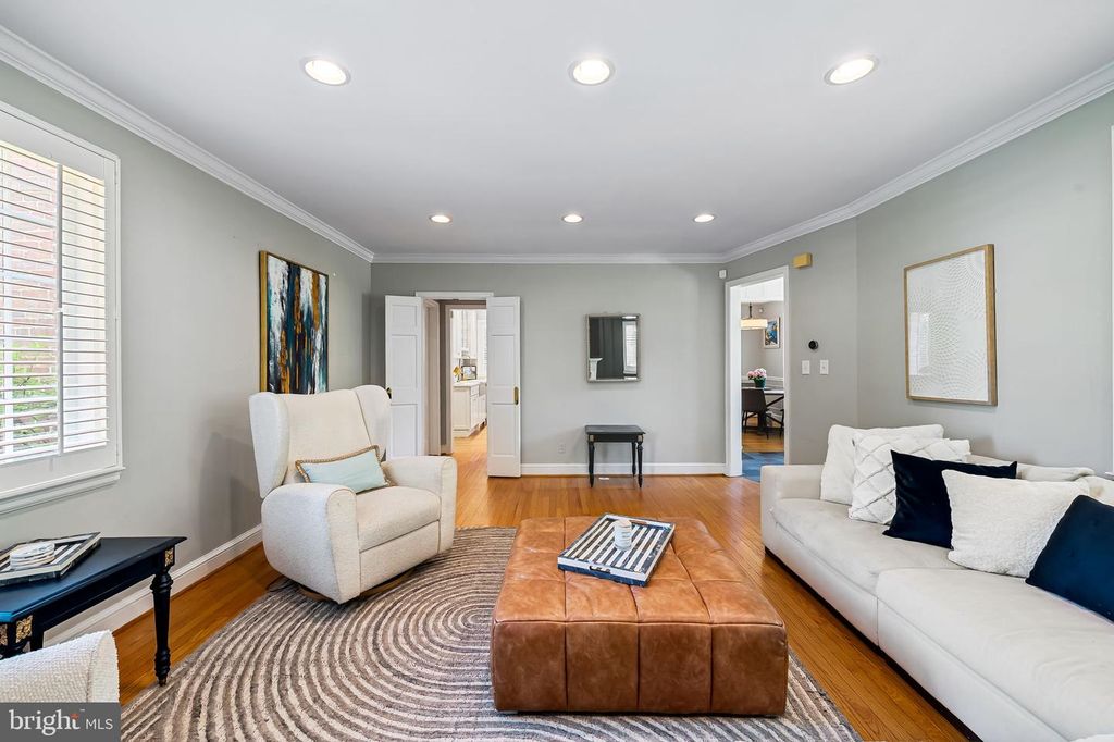 Image 9 of property listing at 212 SAINT DUNSTANS RD, Baltimore, MD 21212