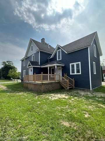 11 1ST Street, Oxford Village, MI 48371
