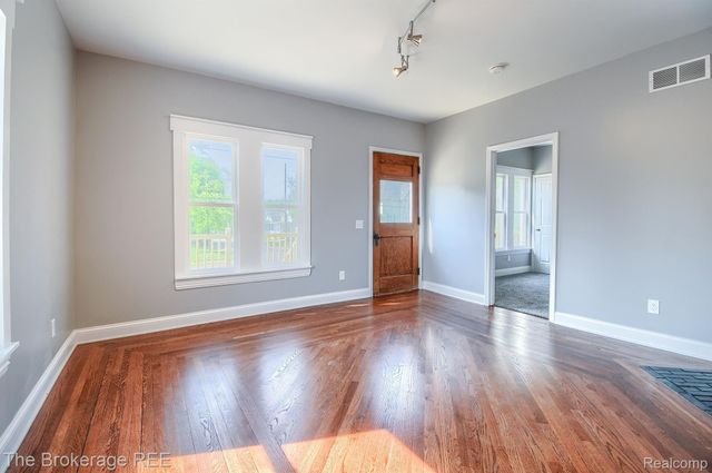 11 1ST Street, Oxford Village, MI 48371