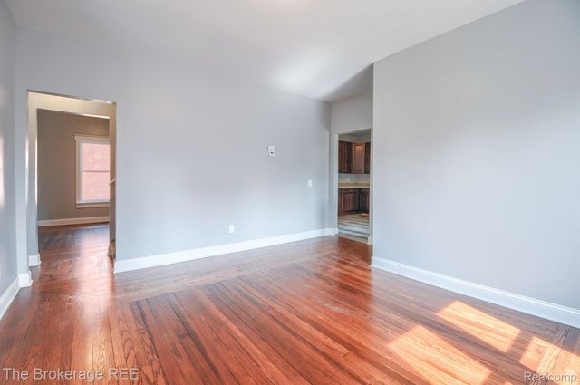 11 1ST Street, Oxford Village, MI 48371