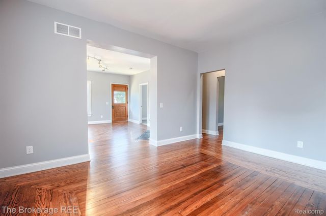11 1ST Street, Oxford Village, MI 48371