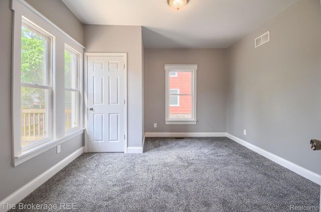 11 1ST Street, Oxford Village, MI 48371