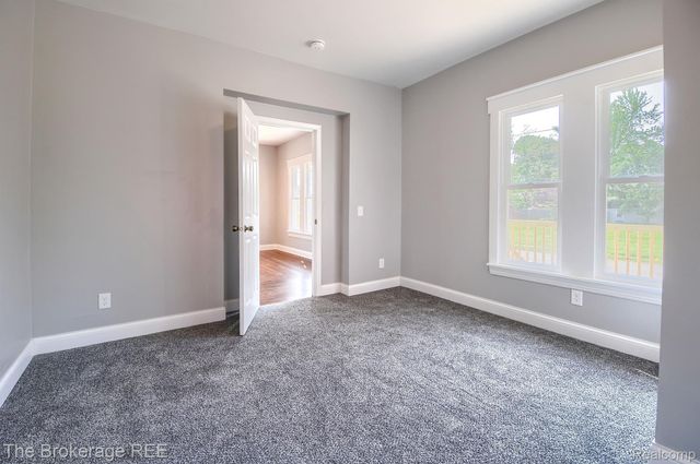 11 1ST Street, Oxford Village, MI 48371