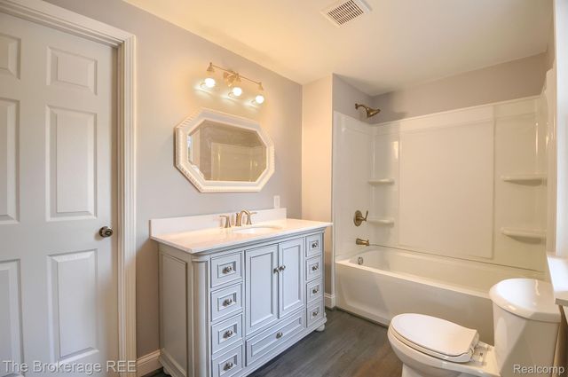 11 1ST Street, Oxford Village, MI 48371