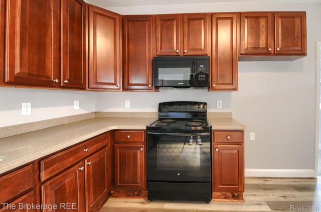 11 1ST Street, Oxford Village, MI 48371