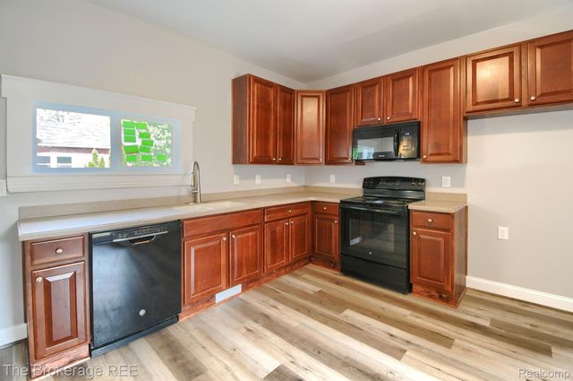 11 1ST Street, Oxford Village, MI 48371