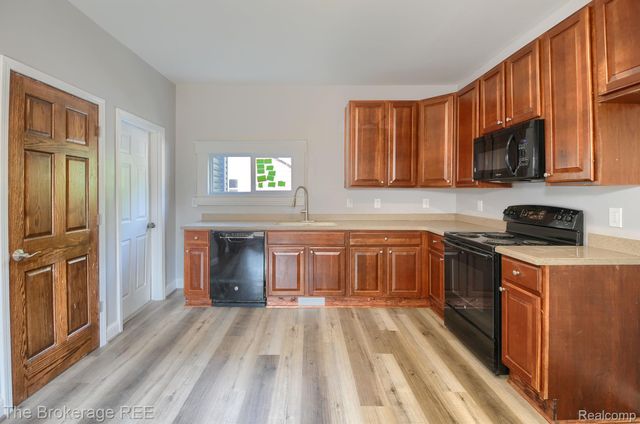 11 1ST Street, Oxford Village, MI 48371