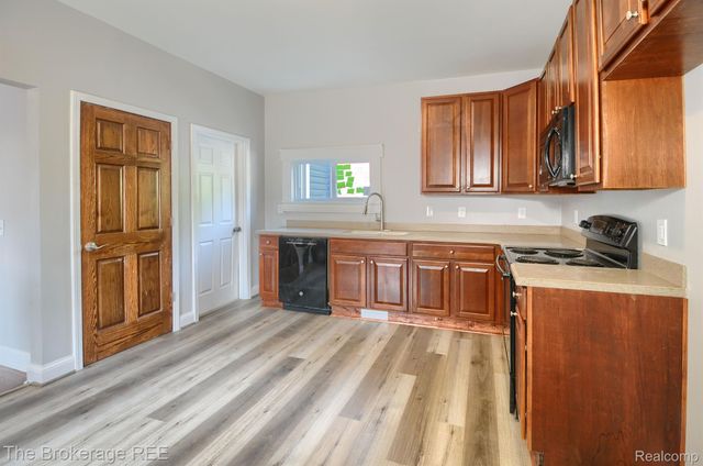 11 1ST Street, Oxford Village, MI 48371