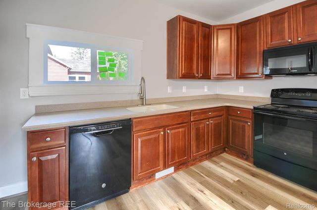 11 1ST Street, Oxford Village, MI 48371