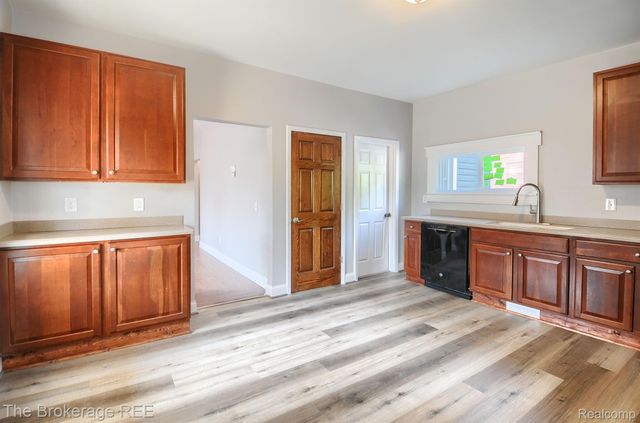 11 1ST Street, Oxford Village, MI 48371