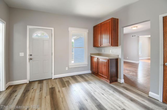 11 1ST Street, Oxford Village, MI 48371