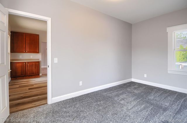 11 1ST Street, Oxford Village, MI 48371