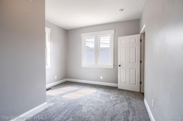 11 1ST Street, Oxford Village, MI 48371