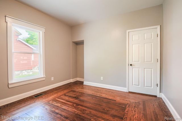 11 1ST Street, Oxford Village, MI 48371