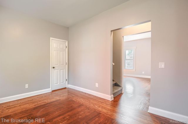 11 1ST Street, Oxford Village, MI 48371