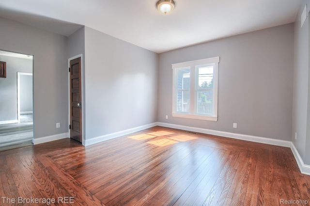 11 1ST Street, Oxford Village, MI 48371