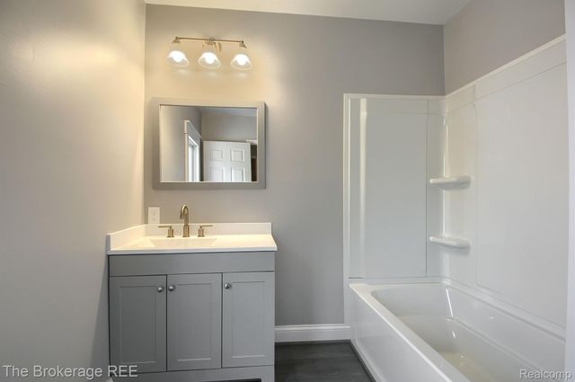 11 1ST Street, Oxford Village, MI 48371