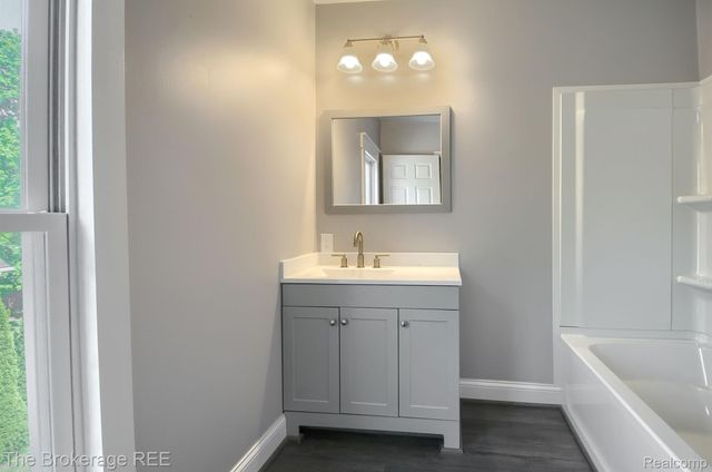 11 1ST Street, Oxford Village, MI 48371