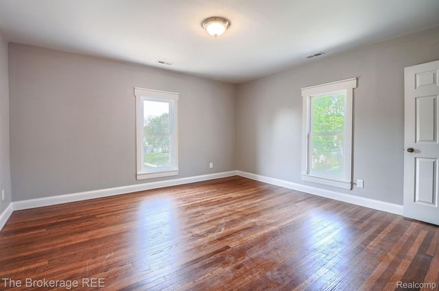 11 1ST Street, Oxford Village, MI 48371