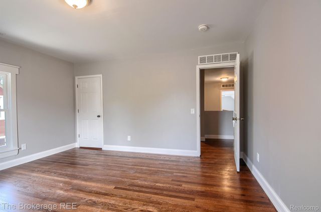 11 1ST Street, Oxford Village, MI 48371