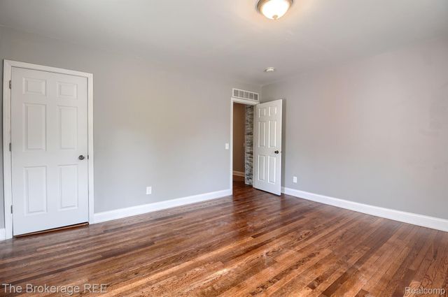 11 1ST Street, Oxford Village, MI 48371