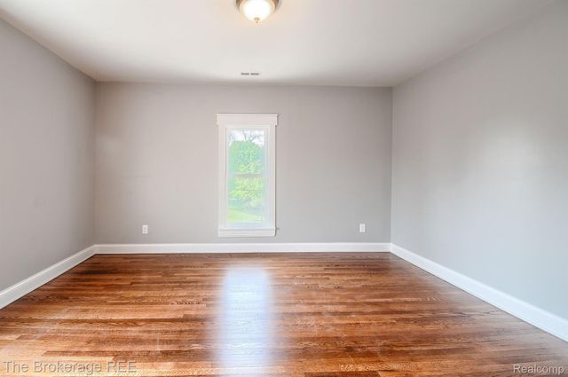 11 1ST Street, Oxford Village, MI 48371