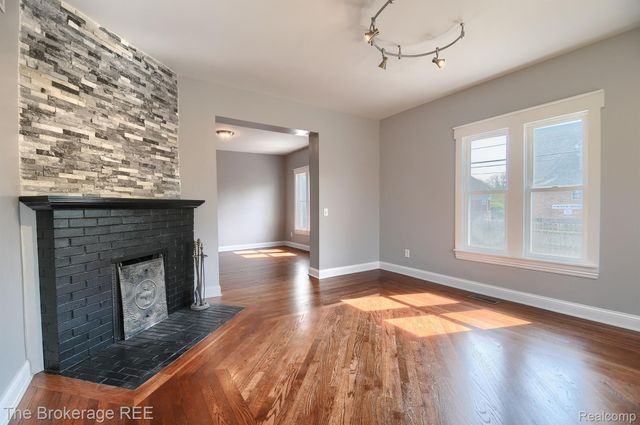 11 1ST Street, Oxford Village, MI 48371