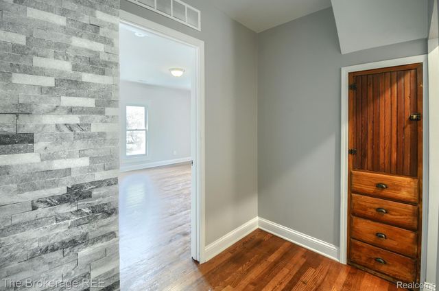 11 1ST Street, Oxford Village, MI 48371