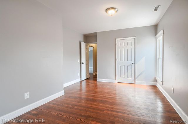 11 1ST Street, Oxford Village, MI 48371