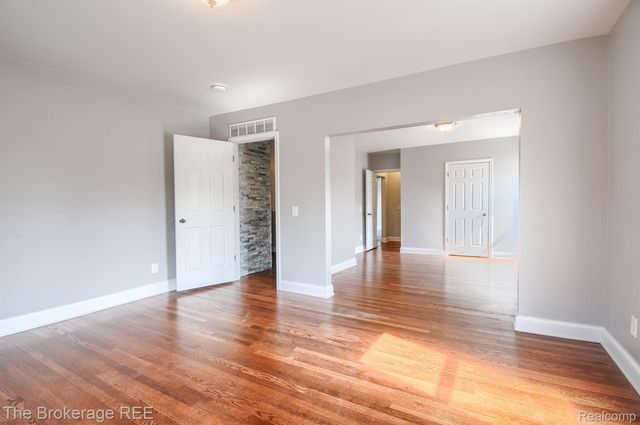 11 1ST Street, Oxford Village, MI 48371