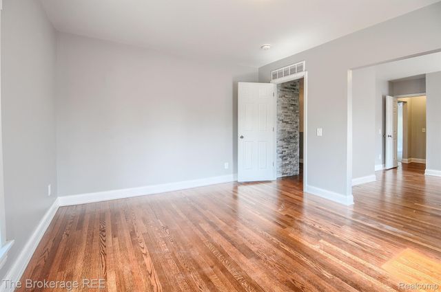 11 1ST Street, Oxford Village, MI 48371