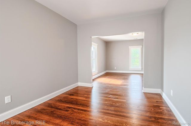 11 1ST Street, Oxford Village, MI 48371