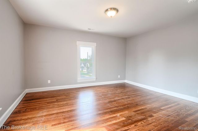 11 1ST Street, Oxford Village, MI 48371