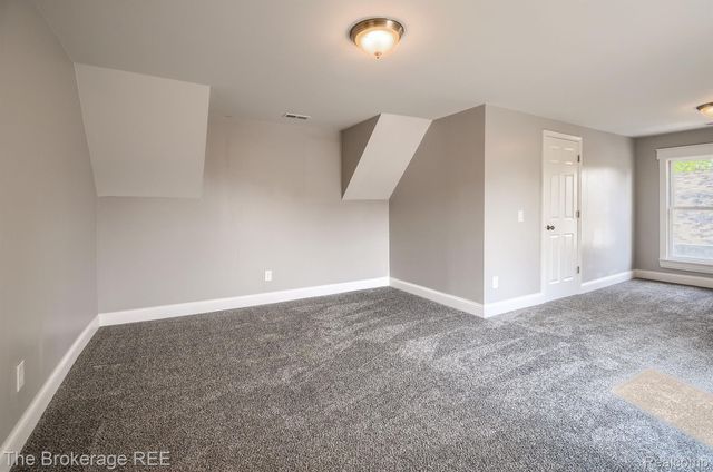 11 1ST Street, Oxford Village, MI 48371