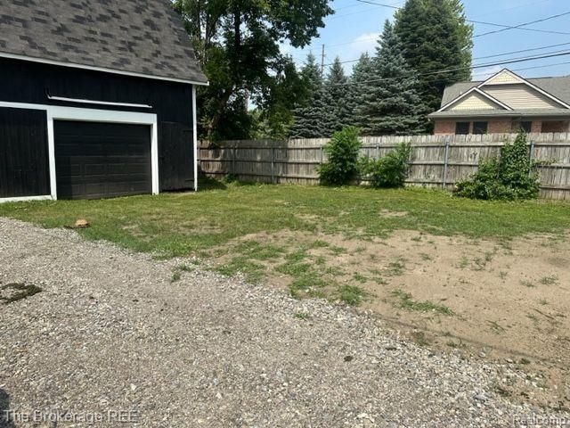 11 1ST Street, Oxford Village, MI 48371